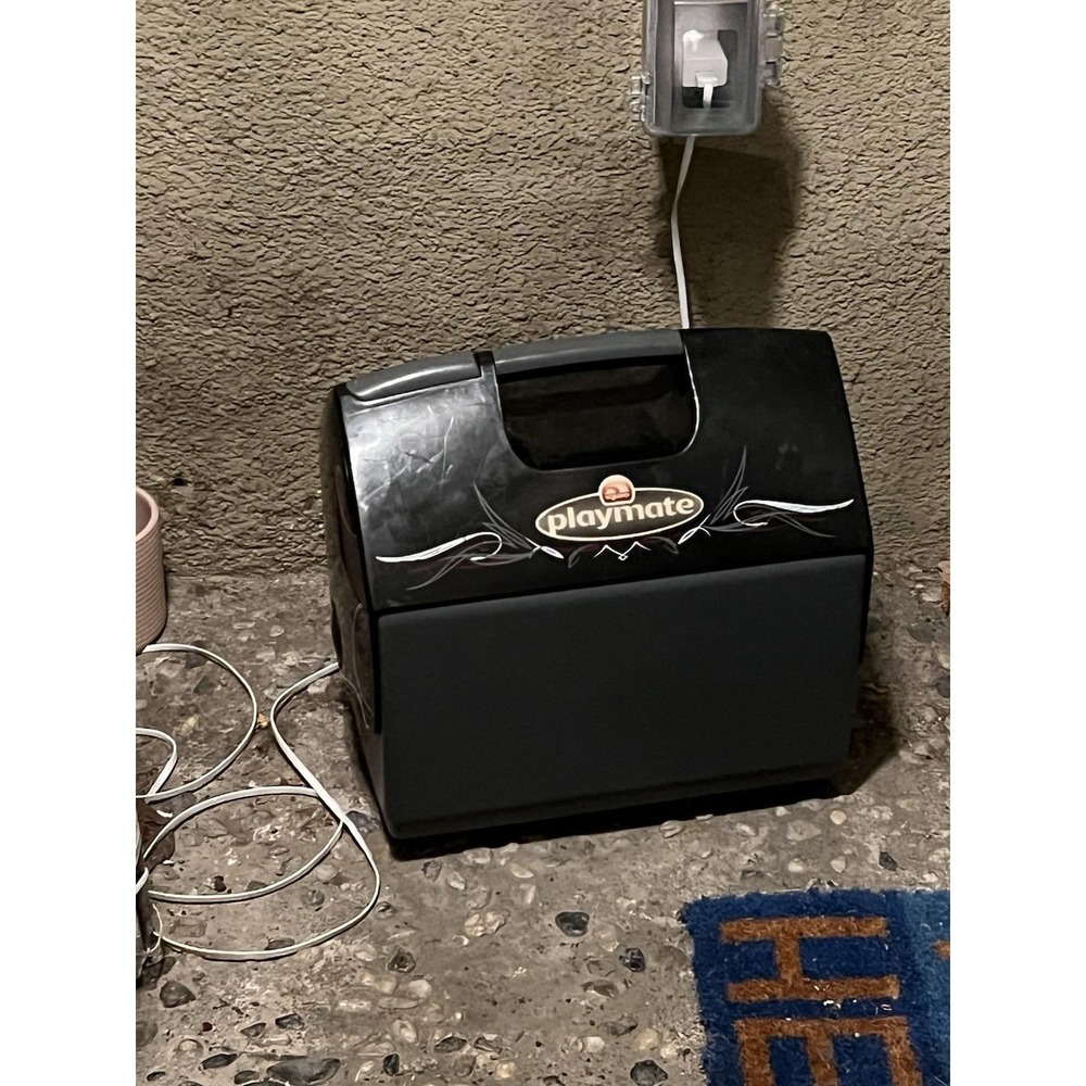 IGLOO PlayMate PM Elite Pinstripe 16 Quart Cooler - Black & Gray - Vintage 90s